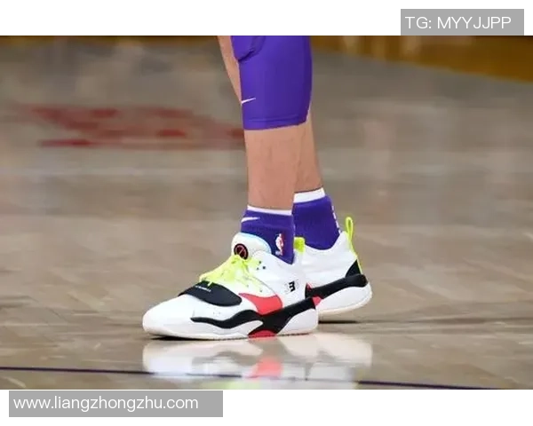 球星脚下战靴颜色各异彰显个性化风格与球场独特魅力